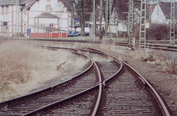 Abb. 21c: Die beiden 300er-Innenbogenweichen führten bis 1998 zum Überholungsgleis und zur 16m-Drehscheibe vor dem 3-ständigen Lokschuppen. Die vordere Weiche diente als Schutzweiche. Beide Weichen liegen in 70mm Überhöhung.