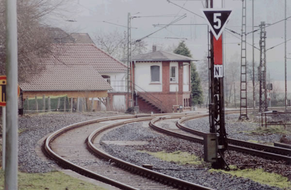 Abb. 21e: Die erneuerte Innenbogenweiche vom Hausbahnsteig aus gesehen. Obwohl 500er-Weichen eingebaut sind, wird nur mit 50km/h ausgefahren.