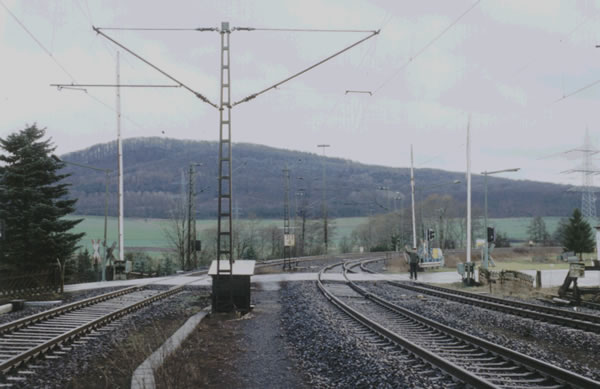 Abb. 21h: Bei 110mm Überhöhung können Autos nur langsam den Bahnübergang überqueren. Februar 1998.